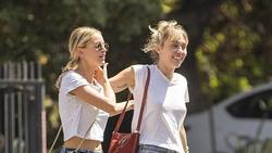 Miley Cyrus vui vẻ đi chơi cùng bạn gái tin đồn