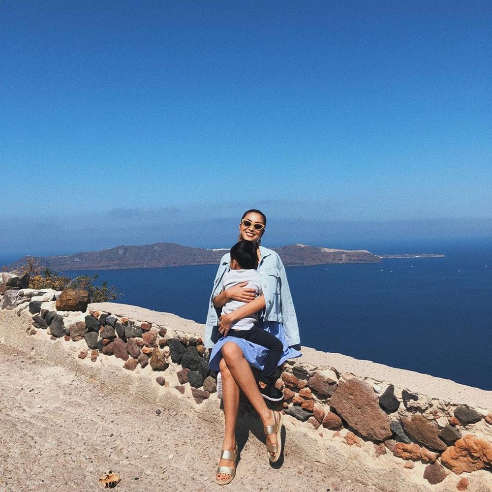 Ông xã Tăng Thanh Hà khoe quý tử lớn phổng phao nhưng ai nấy chỉ quan tâm việc cậu bé đang làm-2