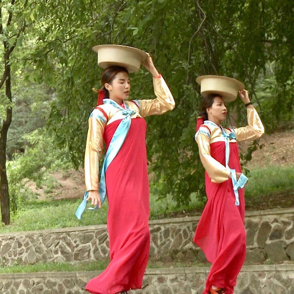 Hoa hậu Kỳ Duyên liên tục bị bung dải áo hanbok chỉ vì vòng 1 siêu to khổng lồ-1