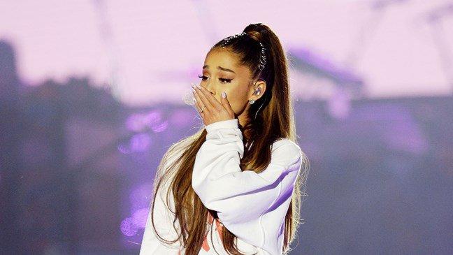 Clip gây phẫn nộ: Ariana Grande bị fan giật kéo thô bạo tại Đức-2