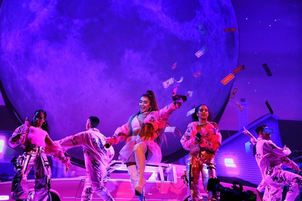 Clip gây phẫn nộ: Ariana Grande bị fan giật kéo thô bạo tại Đức-1