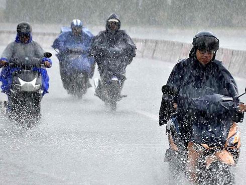 Áp thấp nhiệt đới vào đất liền, miền Trung mưa lớn