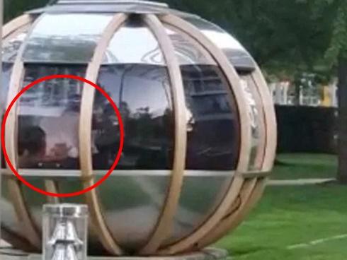 Quan hệ tình dục trong nhà vệ sinh và những trò lố trên máy bay-16