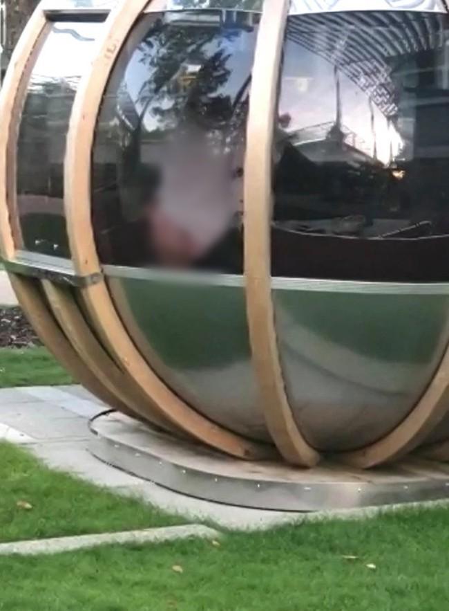 Tưởng cửa kính tối màu không ai thấy, cặp đôi trung niên vô tư làm chuyện ấy ngay tại phòng họp ngoài trời-1