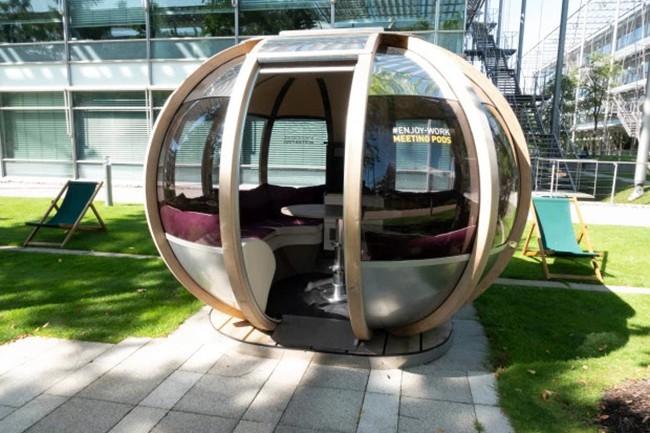 Tưởng cửa kính tối màu không ai thấy, cặp đôi trung niên vô tư làm chuyện ấy ngay tại phòng họp ngoài trời-3