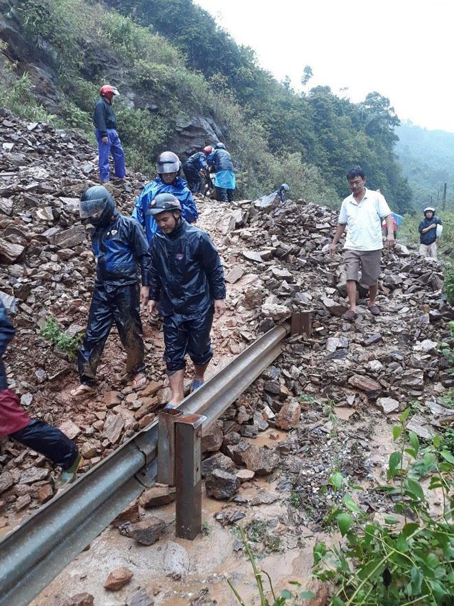 Miền Trung mưa lớn, nhiều địa bàn bị chia cắt, một người mất tích-2