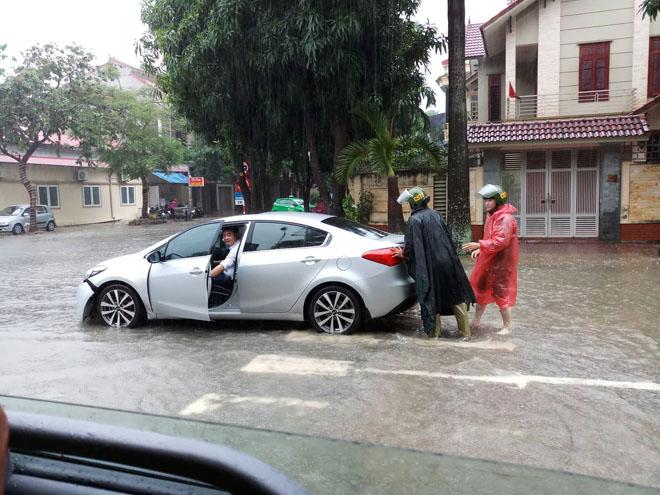 Miền Trung mưa lớn, nhiều địa bàn bị chia cắt, một người mất tích-4
