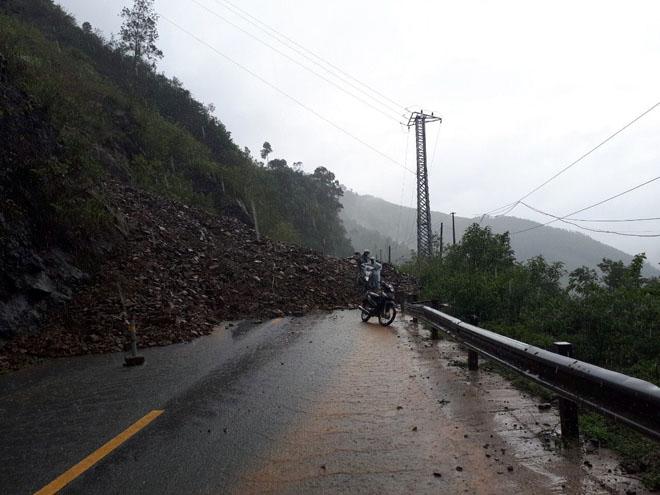 Miền Trung mưa lớn, nhiều địa bàn bị chia cắt, một người mất tích-3