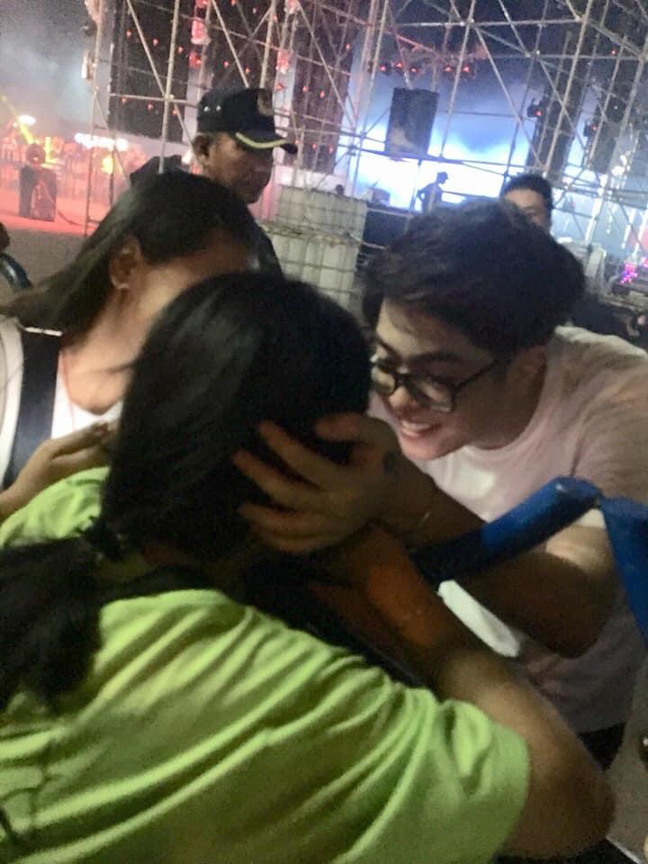 Khoảnh khắc Bùi Anh Tuấn nựng má dỗ fan nữ nín khóc khiến dân tình phát cuồng: Nhìn anh là muốn lấy chồng-2