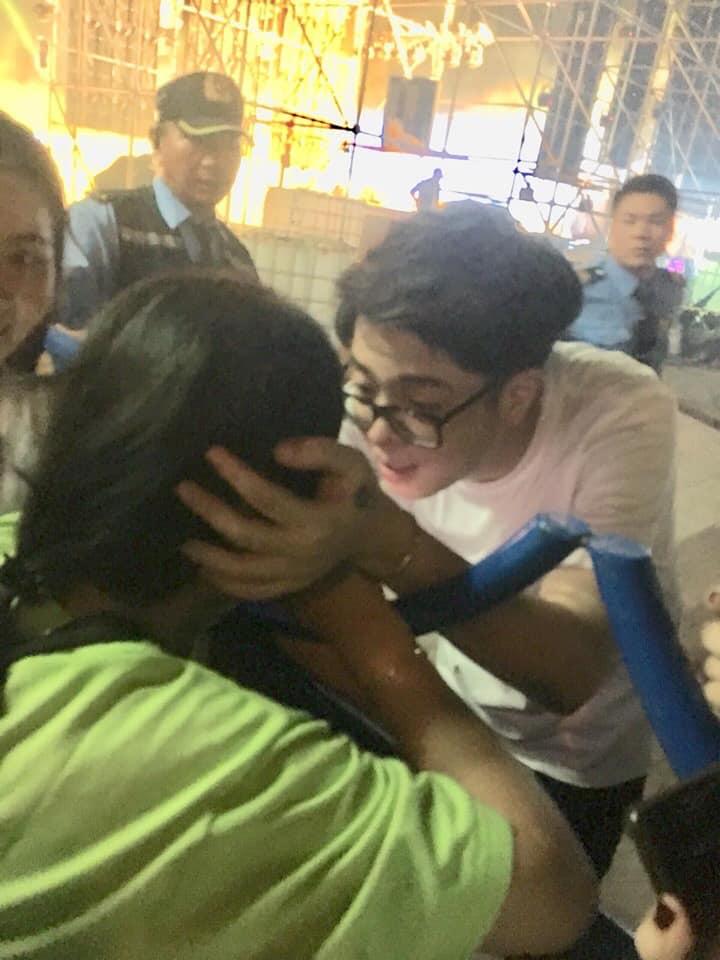 Khoảnh khắc Bùi Anh Tuấn nựng má dỗ fan nữ nín khóc khiến dân tình phát cuồng: Nhìn anh là muốn lấy chồng-3