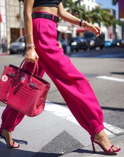 Hết túi hiệu 1 tỷ rưỡi, Phạm Hương lại khoe xế hộp hồng tươi sương sương 2,5 tỷ đồng-8