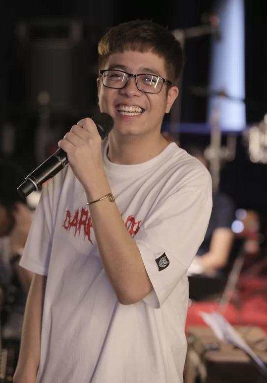 Khoảnh khắc Bùi Anh Tuấn nựng má dỗ fan nữ nín khóc khiến dân tình phát cuồng: Nhìn anh là muốn lấy chồng-9