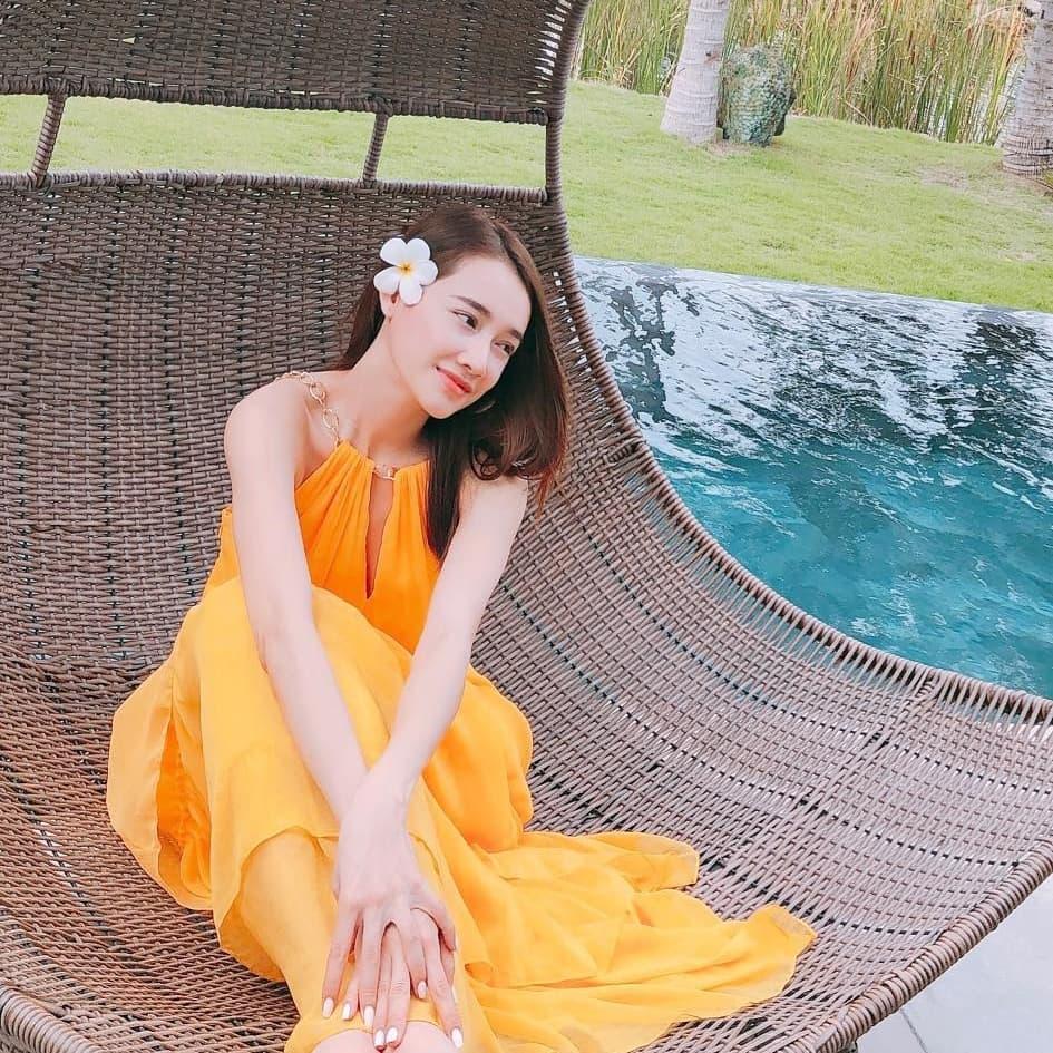 Nhã Phương khoe vai trần gợi cảm sau thời gian bị soi vòng 1 lên xuống thất thường-3