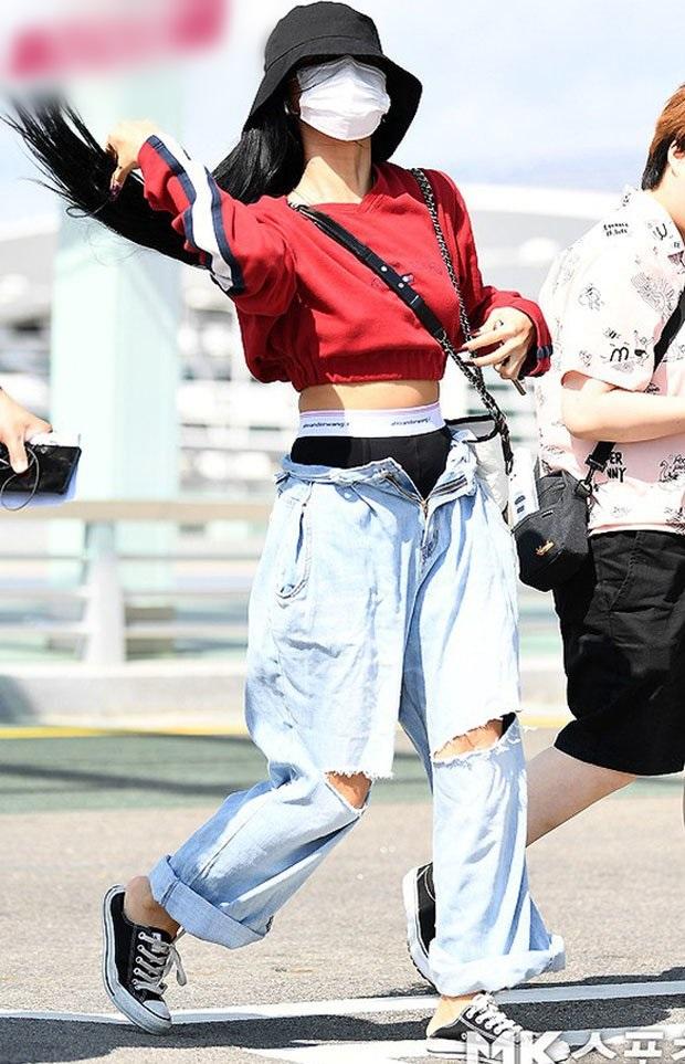 Angela Phương Trinh hóa siêu nhân phiên bản lỗi - Chi Pu mất điểm vì đôi boots khủng nuốt trọn chân-6