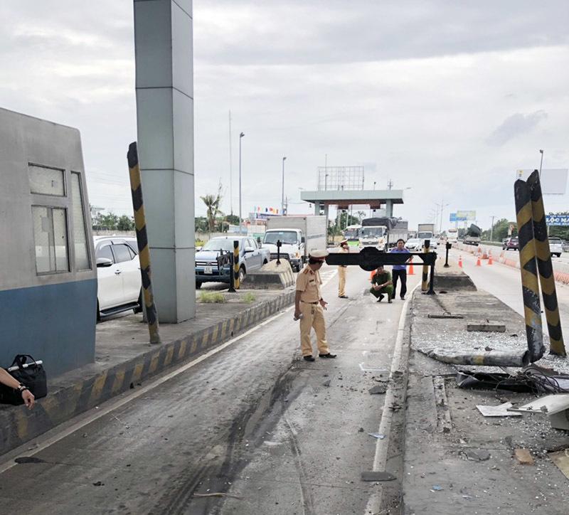 Tài xế ngủ gật, xe container san phẳng cabin trạm thu phí cao tốc Trung Lương-1