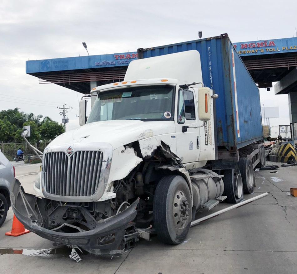 Tài xế ngủ gật, xe container san phẳng cabin trạm thu phí cao tốc Trung Lương-3