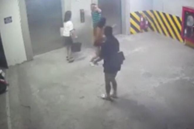 Kẻ biến thái sàm sỡ cô gái ở chung cư-1