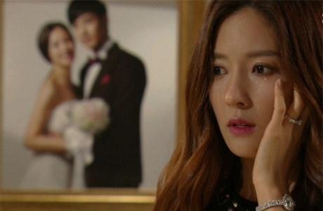 Mua xế hộp 3 tỷ tặng chồng được vài ngày, vợ tá hỏa phát hiện bị mọc sừng to tổ chảng-1