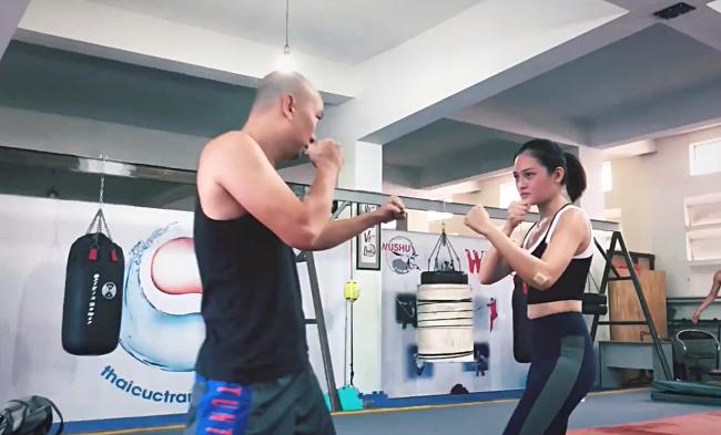 Bất chấp nguy hiểm, Thùy Anh lộn nhào đu dây đóng cảnh hành động cùng Karik-2