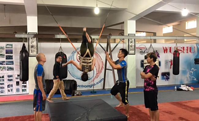 Bất chấp nguy hiểm, Thùy Anh lộn nhào đu dây đóng cảnh hành động cùng Karik-4