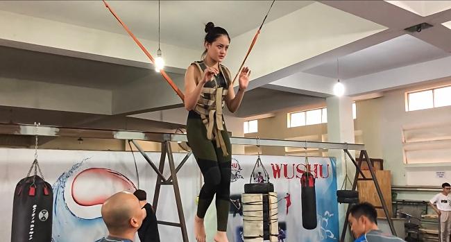 Bất chấp nguy hiểm, Thùy Anh lộn nhào đu dây đóng cảnh hành động cùng Karik-3