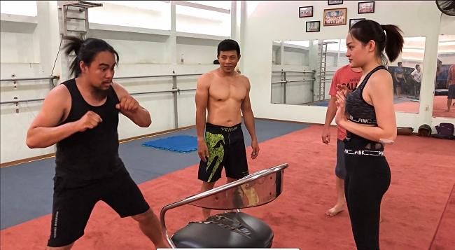 Bất chấp nguy hiểm, Thùy Anh lộn nhào đu dây đóng cảnh hành động cùng Karik-6