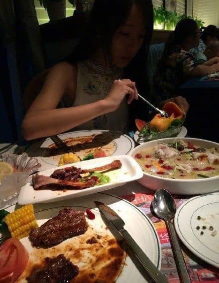 Chàng trai bị ném đá khi lên mạng khoe chiến tích trốn khỏi nhà hàng, để bạn gái xinh đẹp trả tiền ăn trong lần đầu hẹn hò-4