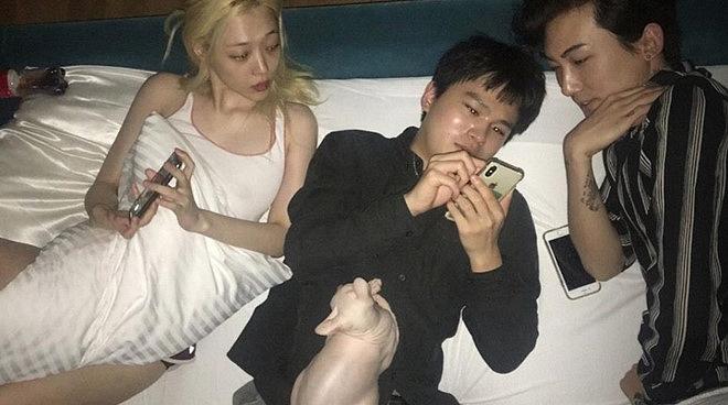 Sulli lại thả rông, lộ rõ ngực khi ngả ngớn trên giường với toàn đàn ông-2