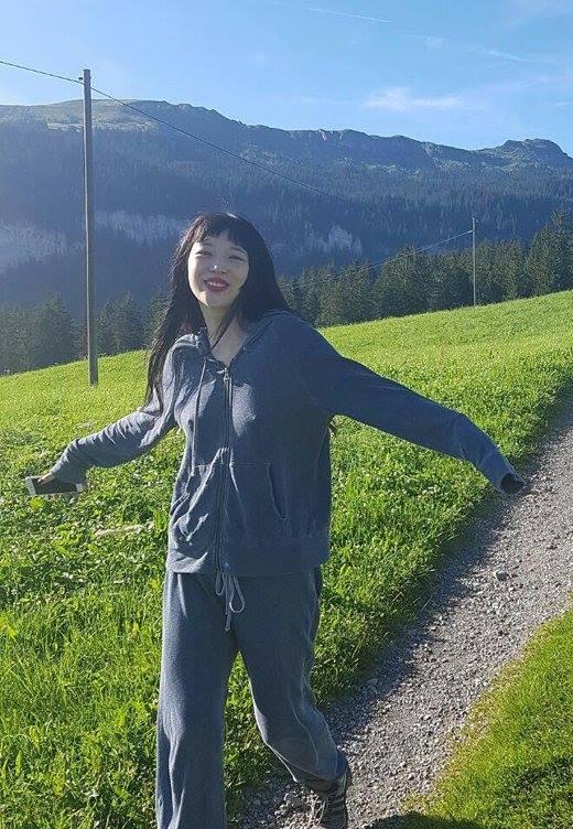 Sulli lại thả rông, lộ rõ ngực khi ngả ngớn trên giường với toàn đàn ông-7