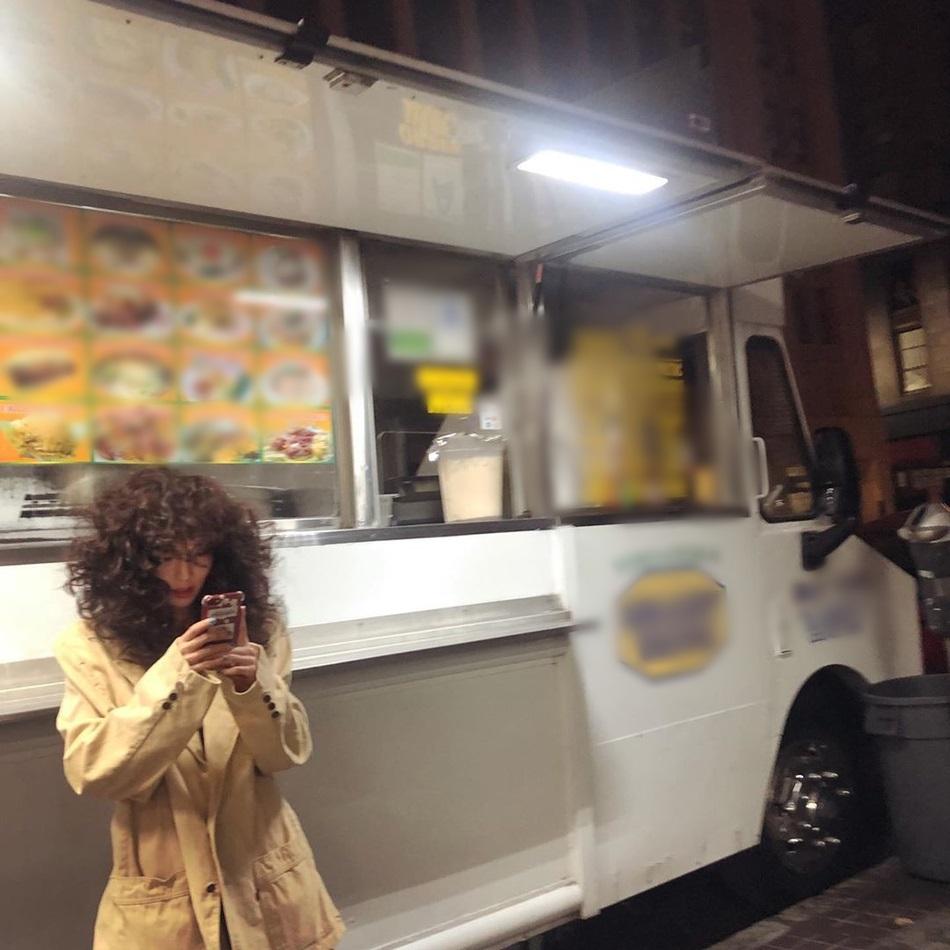 HyunA ăn mặc lôi thôi, để tóc xoăn xù rối bời đầu to gấp 3 lần người khác-2