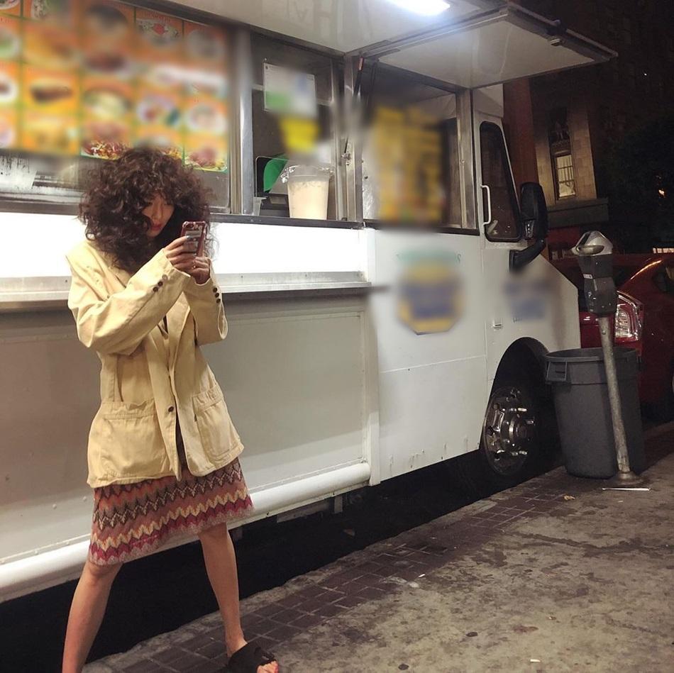 HyunA ăn mặc lôi thôi, để tóc xoăn xù rối bời đầu to gấp 3 lần người khác-3