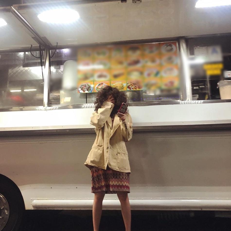 HyunA ăn mặc lôi thôi, để tóc xoăn xù rối bời đầu to gấp 3 lần người khác-4