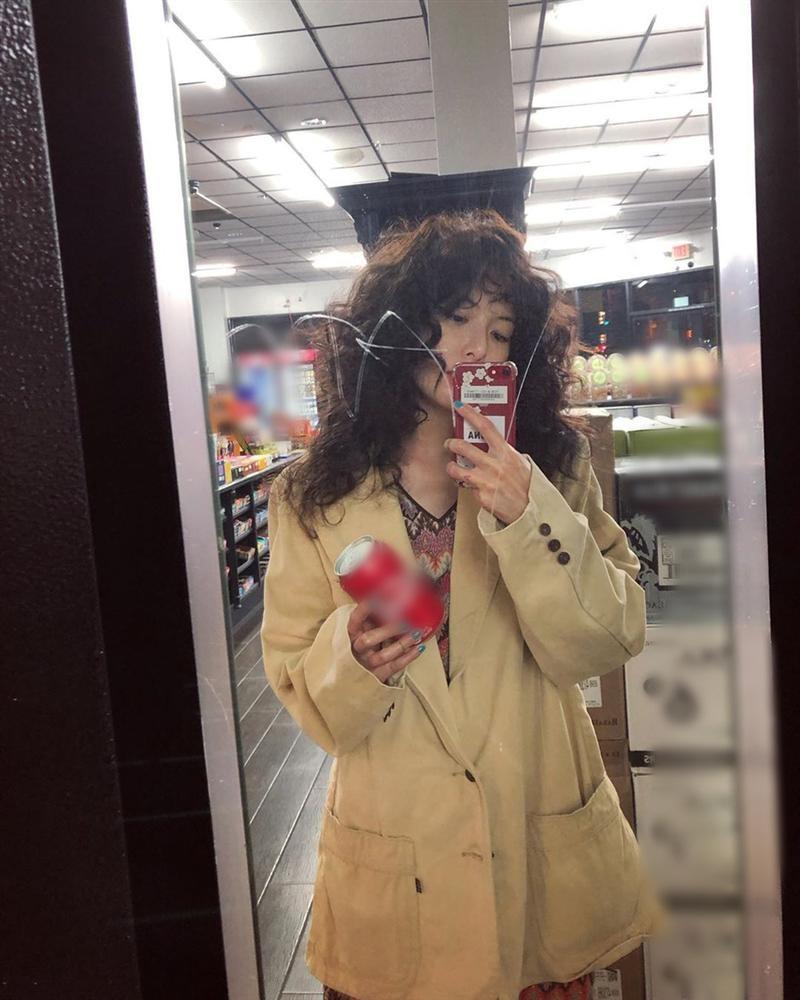 HyunA ăn mặc lôi thôi, để tóc xoăn xù rối bời đầu to gấp 3 lần người khác-1