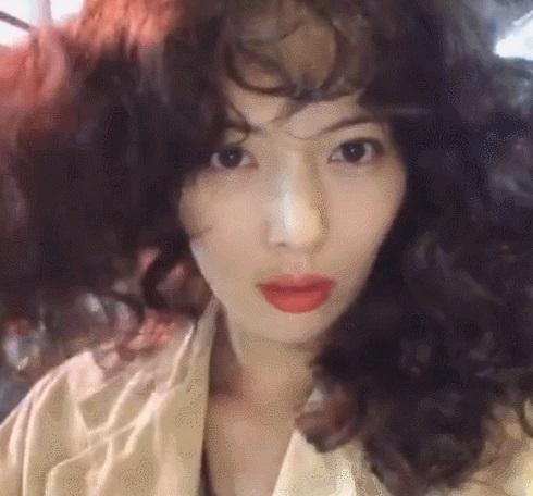 HyunA ăn mặc lôi thôi, để tóc xoăn xù rối bời đầu to gấp 3 lần người khác-6