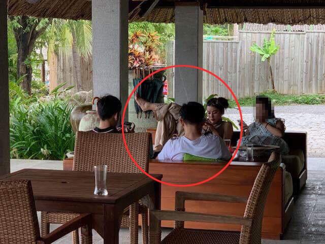 Á hậu Huyền My bị chụp dáng ngồi phản cảm nơi công cộng-1