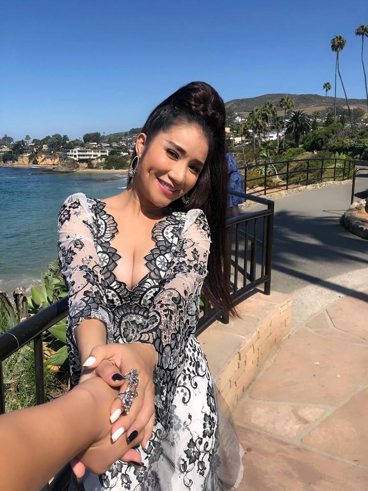 Bà mối Cát Tường khoe vòng 1 sexy hết nấc khi hội ngộ bạn bè tại Mỹ-2