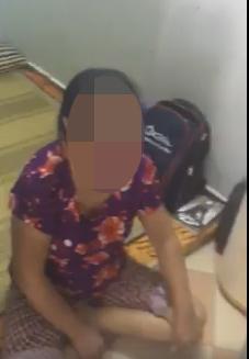 Vừa lắp camera 1 ngày, mẹ trẻ chết ngất khi nhìn giúp việc hết tát rồi quăng con gái vì bé không chịu uống sữa-1