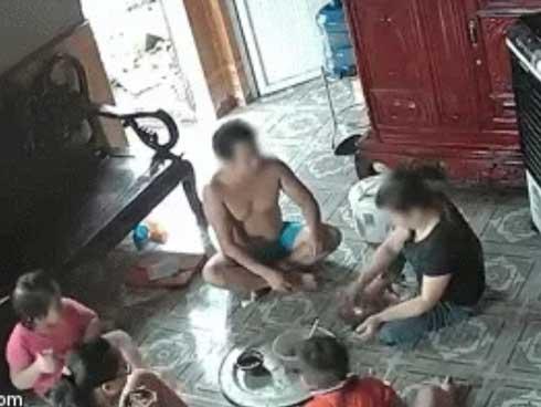 CLIP: Ông bố ném bát, đạp tung mâm cơm khiến 3 con sợ hãi, co rúm người-1