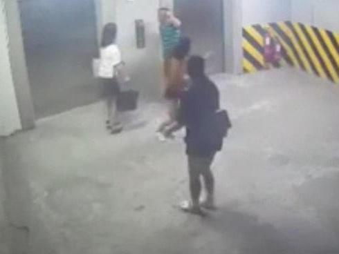 Thanh niên phóng xe máy sàm sỡ cô gái đang phơi đồ-2