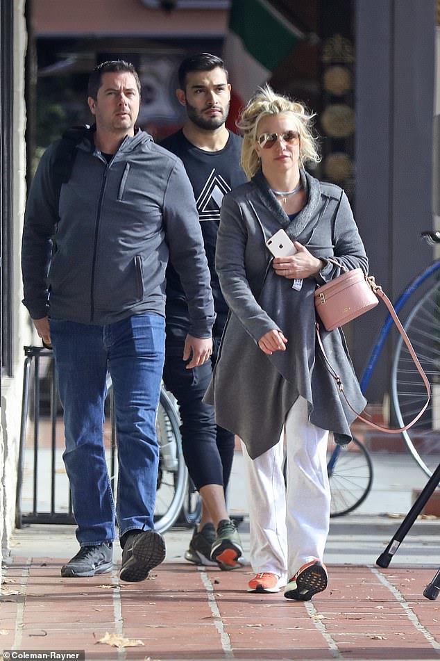 Britney Spears bị chê ăn mặc thảm hoạ khi ở bên tình trẻ kém 13 tuổi-4