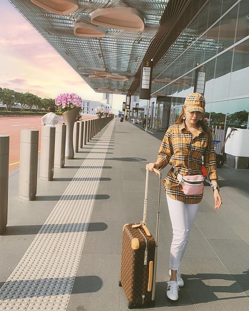 Trịnh Thăng Bình - Liz Kim Cương mặc đồ đôi đi du lịch Pháp, Tú Hảo tự tin thả rông xuống phố-5