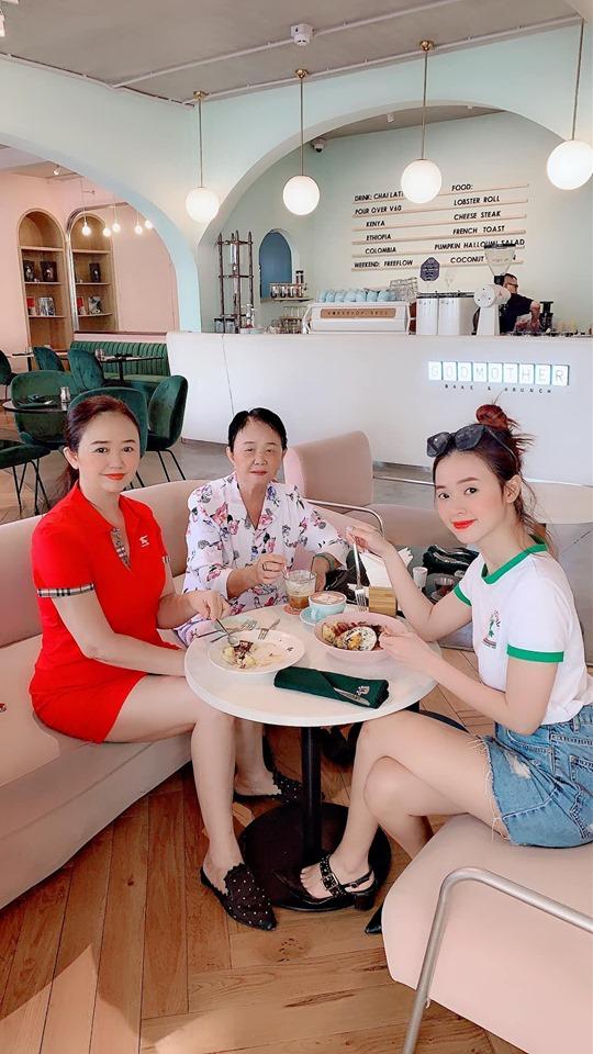 Midu thả nhẹ tấm ảnh bên người mẹ U60, fan giật mình tưởng hai chị em nhưng chẳng bằng phản ứng từ Quốc Trường-1