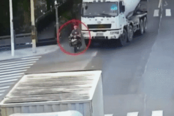 Clip: 'Nhờ thần linh phù hộ', người phụ nữ thoát chết thần kỳ dù bị xe bồn cuốn vào gầm