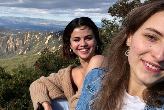 Selena Gomez được khen tươi tắn khi đăng ảnh mặt mộc