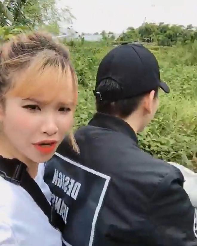 Vợ chồng Khởi My bị nhắc nhở vì chạy xe máy không đội mũ bảo hiểm-1