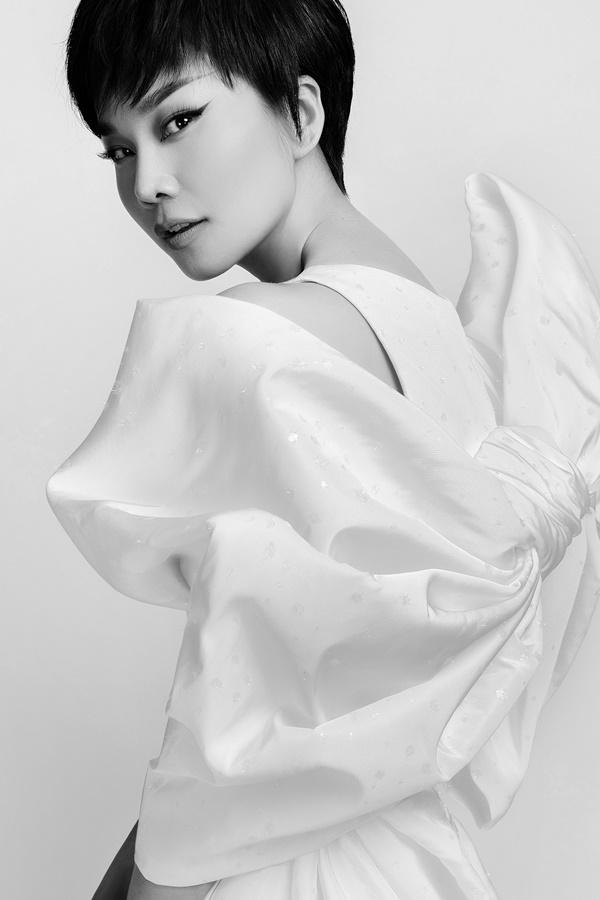 Thanh Hằng lạ lẫm khi để tóc tém, diện đầm xẻ cao ngút ngàn-1