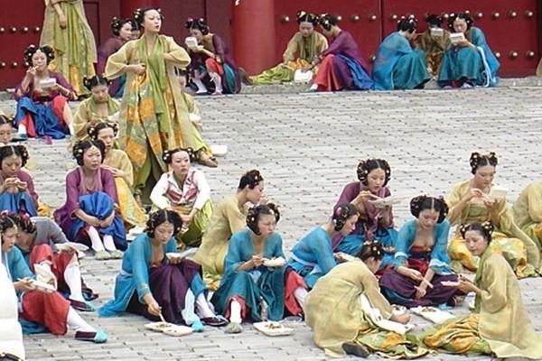 Diễn viên quần chúng ở Trung Quốc bị ngược đãi, coi rẻ như thế nào?-3