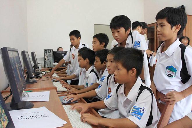 Soi ảnh thời mài đũng quần của tuyển Việt Nam, ngố nhất là Công Phượng, Quang Hải-6