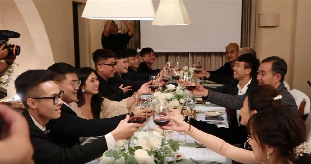 Đường đường là trâm anh thế phiệt, đại gia đình Minh Nhựa lại bị bắt lỗi kém sang-1