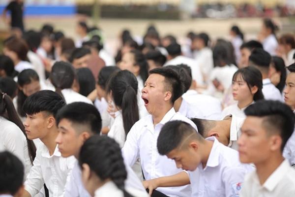 Cậu bé với gương mặt bất biến trong lễ khai giảng làm dân tình cười nghiêng ngả: Nhà bao việc cứ bắt đi múa-1